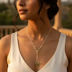 Collier élégant pour femme en perles plaqué argent avec pendentif en cristal vert pour les occasions de mariage - Product Image 1