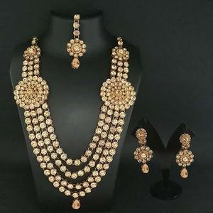 Vivant ชุดสร้อยคอทองแดงชุบทอง1103648A พร้อม Maang Tikka หินออสเตรียและเครื่องประดับเพทายชั้นดี - Product Image 1