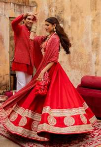 Qualité d'exportation Élégant Chinon Lehenga Choli avec Dupatta Idéal pour les festivals Sangeet et les fonctions d'engagement disponibles à la vente - Product Image 2