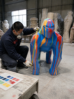 Sculpture de gorille colorée personnalisée en résine et fibre de verre pour la décoration des centres commerciaux et des projets commerciaux