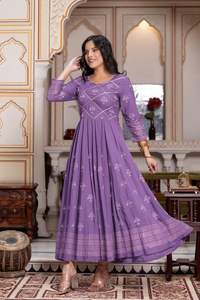 Rayonne de créateur de style indien et pakistanais avec impression en feuille Style Anarkali robes longues Style Kurtis pour les femmes portent avec une taille plus - Product Image 3