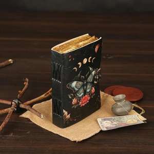 Este diario de cuero hecho a mano presenta una impresionante mariposa en relieve rodeada de flores florecientes y fases lunares que simbolizan - Product Image 4