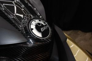 ENVÍO GRATUITO Moto Acuática Sea-Doo RXP-X 325 Tech BRP Premium A iBR 2025 en Color Bronceado Metálico/Rojo Lava + REMOLQUE GRATIS - Product Image 4