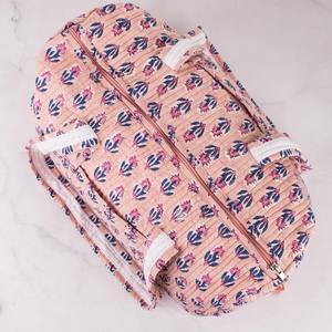 Sac de sport matelassé fait main - Sac de voyage pour femme en coton écologique grande capacité durable pour la nuit imprimé à la main - Product Image 4