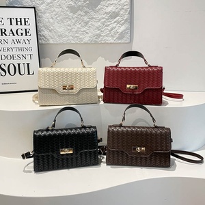 กระเป๋าสะพายไหล่ผู้หญิงทรงควิลท์หนัง PU แฟชั่น รุ่นปี 2026 กระเป๋าถือแบบเปิดปิดเดียว - Product Image 1