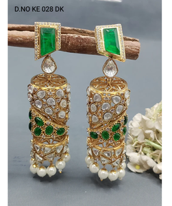 Boucles d'oreilles Festival Ready Kundan Jhumka avec touche dorée conçues pour les tenues de fête traditionnelles d'Inde - Product Image 2