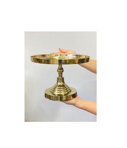 Présentoir à gâteaux en métal gravé de créateur unique pour la présentation de gâteaux pendant les mariages l programme des événements traditionnels ou des célébrations - Product Image 1
