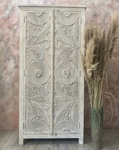 Armoire sculptée à la main avec motifs floraux - Product Image 1