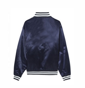 OEM personalizado de los hombres de la calle de estilo satinado Varsity chaquetas de béisbol ligero Acabado brillante con cierre a presión acanalado puños soporte - Product Image 6