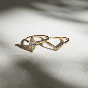 Anillo de Eternidad Elegante y Lujoso de Oro Amarillo de 14K con Moissanita de Corte Redondo, Estilo Vintage - Product Image 2