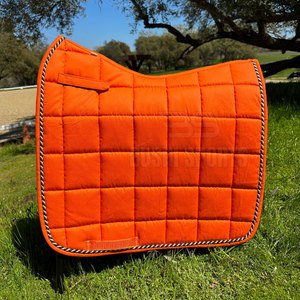 Tapis de selle matelassé personnalisé avec rembourrage absorbant les chocs en tissu doux pour l'entraînement équestre et l'équitation - Product Image 4