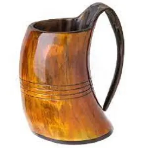 维京人喝牛角与立场北欧文化喝啤酒杯米德中世纪维京人牛角杯子和牛角玻璃