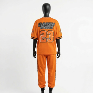 Conjunto deportivo para mujer de jersey de malla de poliéster de 180 GSM y pantalones deportivos naranja transpirables con panel lateral con logo. - Product Image 2