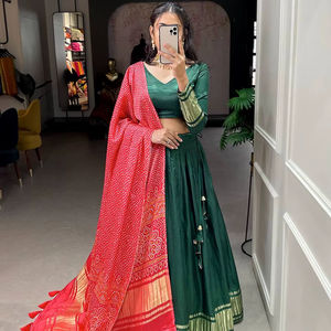 ชุดเลเฮนกาโชลีผ้าไหมแจ็คการ์ดแบบดั้งเดิม ยาวคลุมพื้น พร้อมผ้าคลุมไหล่แบบกั๊กการา สำหรับผู้หญิง สวมใส่ในงานเทศกาล งานปาร์ตี้ ทุกฤดูกาล - Product Image 1