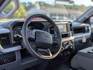 รถกระบะมือสอง ปี 2024 รุ่น Super Duty F 250 SRW XL 4WD แบบห้องโดยสารปกติ พร้อมเครื่องยนต์ดีเซลเทอร์โบ 6.8 ลิตร ล้อแม็กซ์ R17 เกียร์อัตโนมัติ - Product Image 4