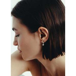 Pendientes de diamantes en forma de pera de 2.7 quilates con la inscripción Third Time's a Charm - Product Image 5
