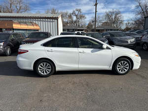 โตโยต้า แคมรี่ LE ปี 2016 รถเก๋ง เกียร์ธรรมดา/อัตโนมัติ เครื่องยนต์เทอร์โบ เบาะหนัง ภายในสีเข้ม ขนาดยาง R16 มีจำหน่าย - Product Image 3