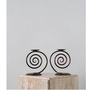 Portavelas de forma única con acabado brillante de Color dorado personalizado compatible con 3 velas, tamaños 9L X 9W X 21H Cm - Product Image 6