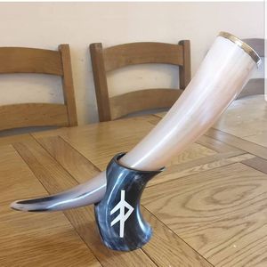 Jarra de cerveza de cuerno natural con logotipo personalizado, juego de cuerno para beber medieval hecho a mano, jarra de cerveza de cuerno vikingo personalizada con soporte de descanso - Product Image 3