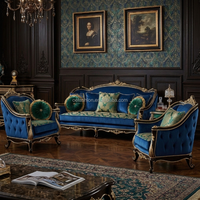 Canapé classique européen en velours bleu avec structure en bois sculpté et détails dorés pour les intérieurs de villas