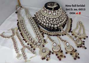 Conjunto de Joyería Nupcial Completo de Diseño Tradicional y Moderno Indio, Chapado en Oro, con Maang Tikka para Niñas y Mujeres - Product Image 3