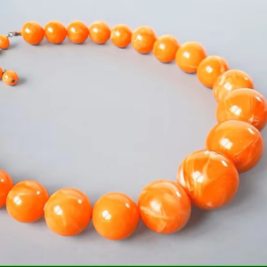 Collar de resina grueso y audaz con colores vibrantes y patrones únicos Perfecto para hacer una declaración en cualquier atuendo - Product Image 1