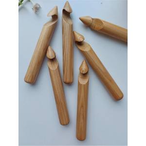 Crochets en bois personnalisés grand format avec logo – Aiguilles à tricoter géantes en bois de frêne de 15 mm à 30 mm pour les tissusseurs professionnels - Product Image 1
