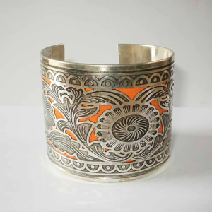 Bracelet manchette en cuivre plaqué argent de luxe fait main avec gravure florale ornée et incrustation texturée orange vibrante large - Product Image 1