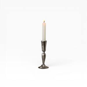 Porte-bougie en métal foncé rustique moderne avec finition artisanale pour une décoration intérieure chaleureuse et unique - Product Image 1