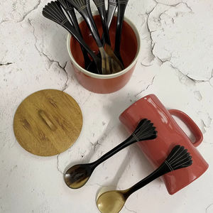 Cuillère en corne de buffle naturelle, fabriquée à la main et polie, parfaite pour servir des épices, des condiments ou pour une utilisation décorative sur la table, de haute qualité - Product Image 1