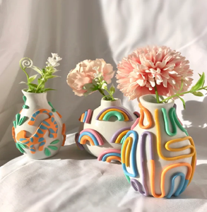 Vase en céramique bleu pâle, accent floral 3D, décoration de style vintage, porte-fleurs décoratif. Disponible aux prix de gros. - Product Image 4