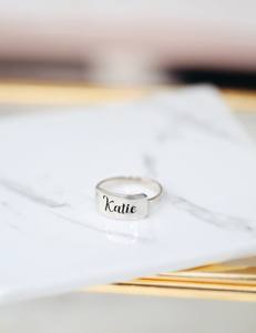 Bague empilable personnalisée en argent sterling gravée, conçue pour un usage quotidien, un cadeau significatif pour un mariage, style minimaliste - Product Image 1