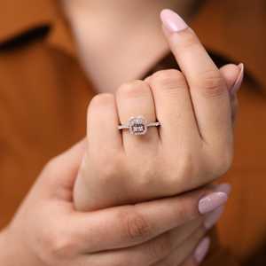 แหวนหมั้นเพชรทรงเอเมอรัลด์คัท ประดับเพชรทรงบาแกตต์และทรงกลม LR1066 - Product Image 4