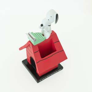 Portalápices 3D de Snoopy con Máquina de Escribir, Material de PVC, Acrílico y Plástico, Diseño Cuadrado - Product Image 3