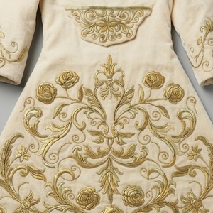 Robe de statue religieuse personnalisée en velours ivoire avec broderie florale dorée, vêtement liturgique catholique fait main pour la Chiesa Marieuse - Product Image 5