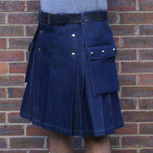 Kilt Utilitario de Mezclilla Azul Clásico para Hombre con Bolsillos Cargo y Herrajes Metálicos Plateados - Product Image 3