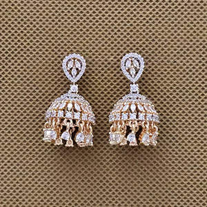 Bijoux de mode pour femmes Boucles d'oreilles Jhumki en zirconium cubique avec placage rhodium 2 tons - Product Image 2