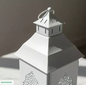 Lanterne de Ramadan en métal blanc élégante avec des découpes complexes, lumière douce de bougie pour la décoration festive de la maison et des cadeaux attentionnés - Product Image 4