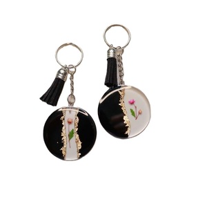 Porte-clés personnalisé en résine avec design rond et nom personnalisé Porte-clés en résine époxy pour accessoires cadeaux et marque - Product Image 1