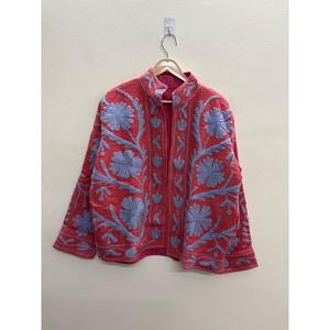 Veste bomber élégante et respirante en coton de Jaipur tricoté à la main, motif floral brodé Suzani, Crimson Garden - Product Image 3