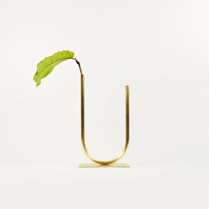 Florero Moderno en Forma de U de Hierro/Latón con Acabado Dorado para Decoración de Mesa de Salón, Hogar o Boda, Hecho a Mano - Product Image 5