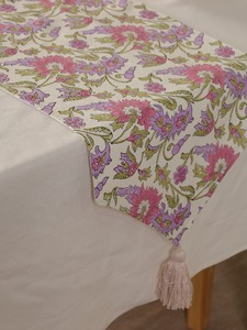 Chemin de table double couche en toile slub premium imprimée au bloc, motif floral, avec pompons, style damassé tissé, rose floral pour salle à manger - Product Image 5