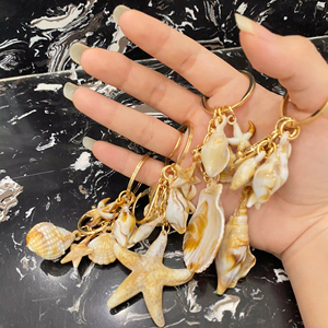 Porte-clés artisanal en coquillage naturel, souvenir de voyage - Product Image 1