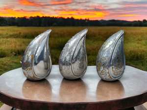 Urna de plata en forma de lágrima con diseño grabado dorado completo para urnas conmemorativas para cenizas humanas que sostienen hasta 200lbs - Product Image 4