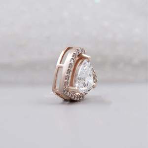 Colgante de Diamantes con Halo de Oro Rosa en Forma de Corazón Romántico, Certificado por IGI, Joyería de Lujo - Product Image 4