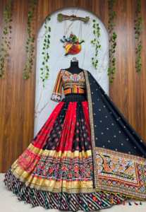 Ensemble de lehenga spécial Navratri, confectionné avec des motifs imprimés numériquement et des broderies miroir réelles, comprenant un lehenga cousu, une blouse non cousue et un dupatta. - Product Image 3
