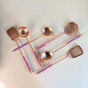 Ensemble d'ustensiles de cuisine de nouvelle conception, 6 pièces en acier inoxydable avec manche en résine et finition cuivre pour la cuisine à domicile et les restaurants - Product Image 2