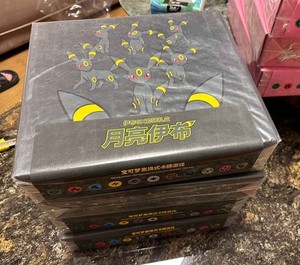 Boîte cadeau exclusive Pokémon version chinoise simplifiée « Eevee GX » Umbreon PTCG - Product Image 1