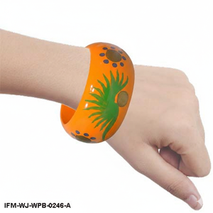 Bracelet en bois peint à la main avec motif feuille verte et floral, bijou tropical unique pour femme - Product Image 2