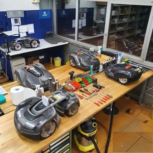 Largeur de coupe de conception de 900mm Conception de chenille automotrice Robot de tonte de pelouse télécommandé intelligent en vente - Product Image 6